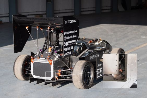 F&uuml;r den Antrieb sorgen selbst entwickelte E-Motoren mit 29 kW und 46 Nm sowie der im Heck platzierte, extrem leicht gemachte und vibrationsarm aufgeh&auml;ngte Umrichter (Pfeil)