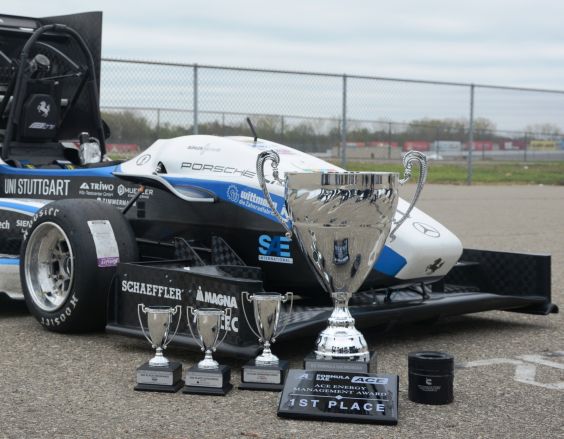 Das Rennteam der Universit&auml;t Stuttgart gewinnt 2019 den ACE Energy Management Award im Rahmen der Formula SAE auf dem Michigan Speedway International in den USA