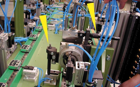 Kleinstossdaempfer in Fertigungsstrasse