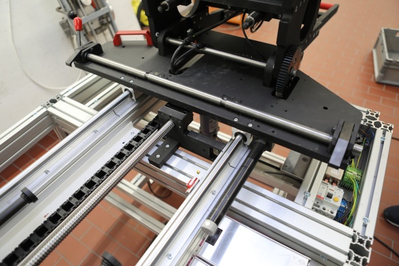 Zahnstangenantrieb und Vorrichtung zum Hochklappen des Vergroesserers