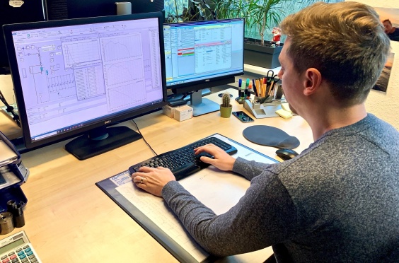 ACE Techniker legt Sto&szlig;d&auml;mpfer aus