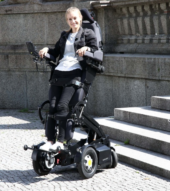 Im Pflege- und Stehrollstuhl PR Biolution der PARAVAN GmbH finden s&auml;mtliche medizinische und ergonomische Aspekte Ber&uuml;cksichtigung und sorgen f&uuml;r eine Verbesserung des individuellen Krankheitsbildes