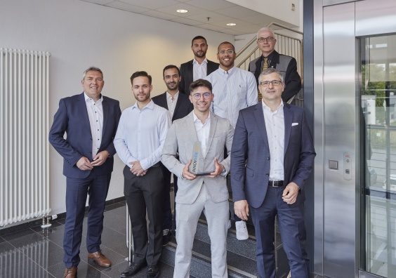 Das Siegerteam gemeinsam mit CEO Dr. B&uuml;chsner und Vice President and Head of SI J&uuml;rgen Roland