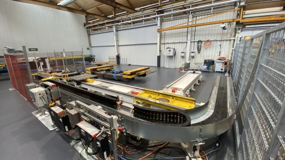 Siebte Achse mit Drehstation f&uuml;r die flexible Automatisierung von EXPERT-T&Uuml;NKERS