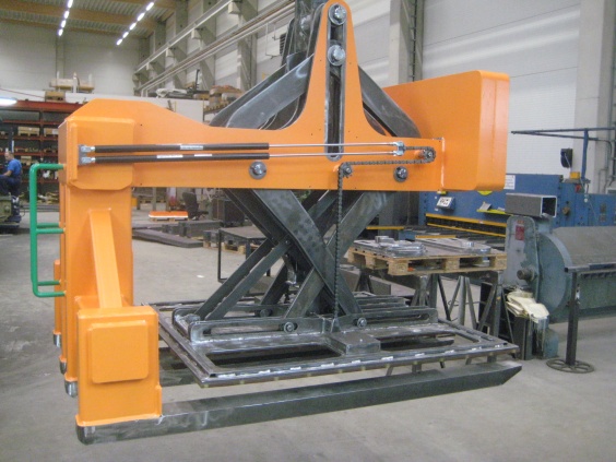 Platinengreifer zum sicheren und schonenden Heben und Transportieren von gestapelten Blechzuschnitten, deren Fixierung &uuml;ber einen in der H&ouml;he verfahrbaren Aufsetztisch mit Scherenhub und Schrittschaltwerk erfolgt.