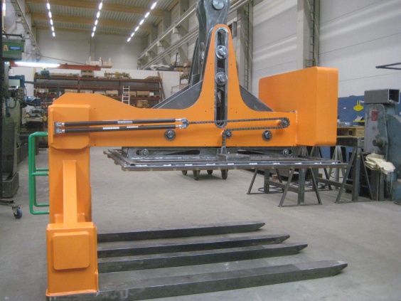 Der Aufsetztisch verf&uuml;gt zur Unterst&uuml;tzung beim Verfahren in die obere Endlage &uuml;ber beidseitig je zwei horizontal angeordnete Gasfedern, die das Eigengewicht des Greifers erheblich reduzieren.