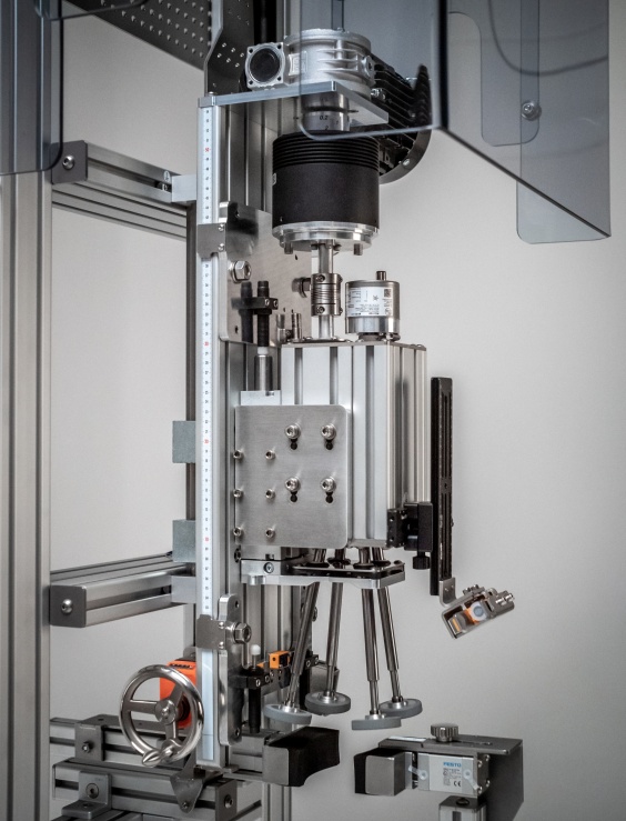 Die ge&ouml;ffnete Verschraubereinheit vor dem Einsatz bei der Bilgram Chemie GmbH in der Produktion von Desinfektionsmitteln w&auml;hrend der Corona-Pandemie