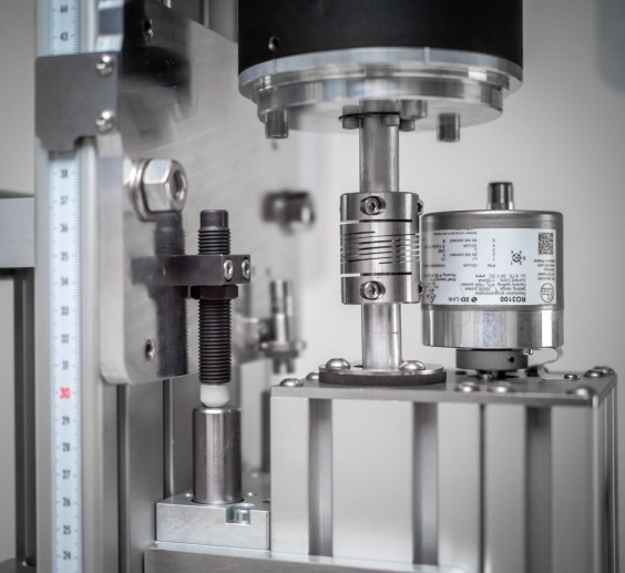 Getriebegeh&auml;use mit Drehmomentbegrenzer, Drehwinkelsensor und Sto&szlig;d&auml;mpfer f&uuml;r oberen Anschlag, an dem ein ACE Kleinsto&szlig;d&auml;mpfer vom Typ MC150EUMH eingesetzt wird, um daneben einem Endlagensensor den n&ouml;tigen Platz einzur&auml;umen