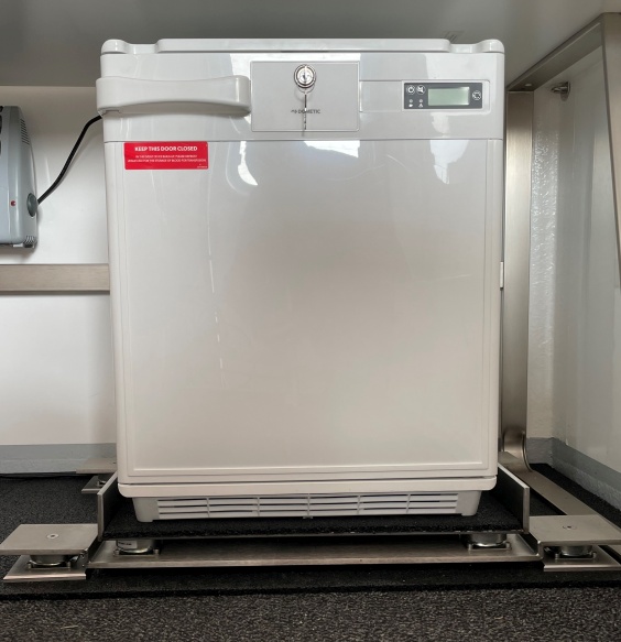 GPS K&uuml;hlschrank im Impfmobil front