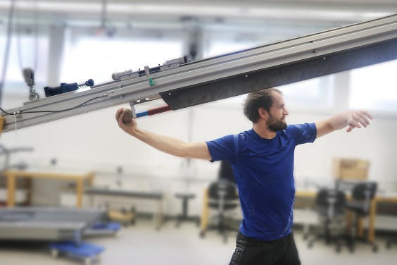 Das Trainings- und Testger&auml;t f&uuml;r den Schlagwurf wurde am Institut f&uuml;r Sportwissenschaften der Universit&auml;t T&uuml;bingen von Professor Wank und seinem Team vornehmlich zwecks &Uuml;berpr&uuml;fung der Schnellkraftwerte f&uuml;r den Speerwurf und Handball konstruiert.