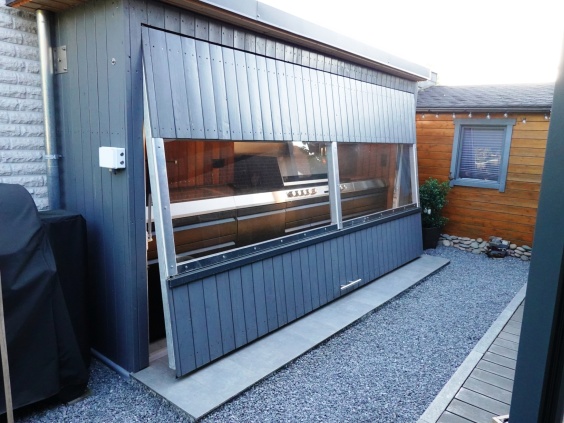 Öffnen und Schließen des 110 kg wiegenden Tores erfolgen auf Knopfdruck an der Seitenwand